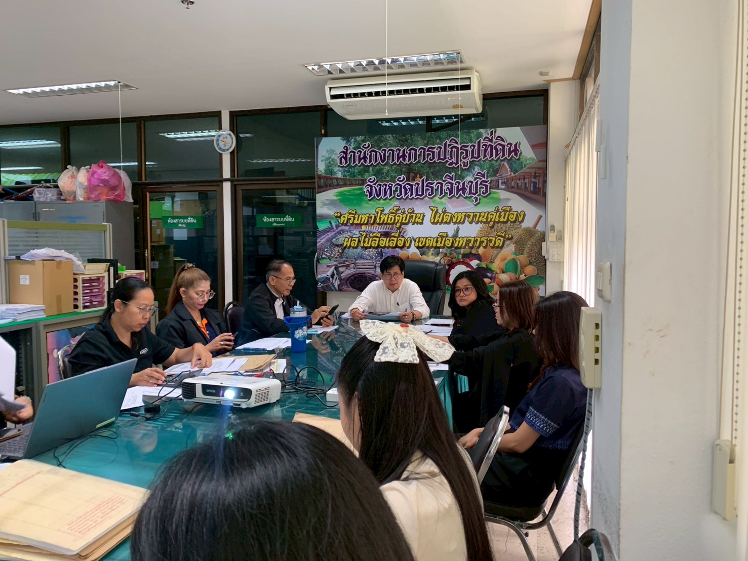 title - วันที่ 25 มีนาคม 2569 เวลา 08.30 น. นายวิทูล ประดิษฐบุญ ปฏิรูปที่ดินจังหวัดปราจีนบุรี  พร้อมด้วยผู้อำนวยการกลุ่มงานช่างและแผนที่ ผู้อำนวยการกลุ่มกฎหมาย ผู้อำนวยการกลุ่มการเงินบัญชีและจัดเก็บผลประโยชน์ ผู้อำนวยการกลุ่มยุทธศาสตร์และการปฏิรูปที่ดิน และเจ้าหน้าที่ ส.ป.ก.ปราจีนบุรี ที่เกี่ยวข้อง จัดการประชุมคณะทำงานตรวจสอบคุณสมบัติผู้ยื่นคำขอเข้าทำประโยชน์ในเขตปฏิรูปที่ดินจังหวัดปราจีนบุรี ครั้งที่ 8/2569 ณ ห้องประชุมสำนักงานการปฏิรูปที่ดินจังหวัดปราจีนบุรี